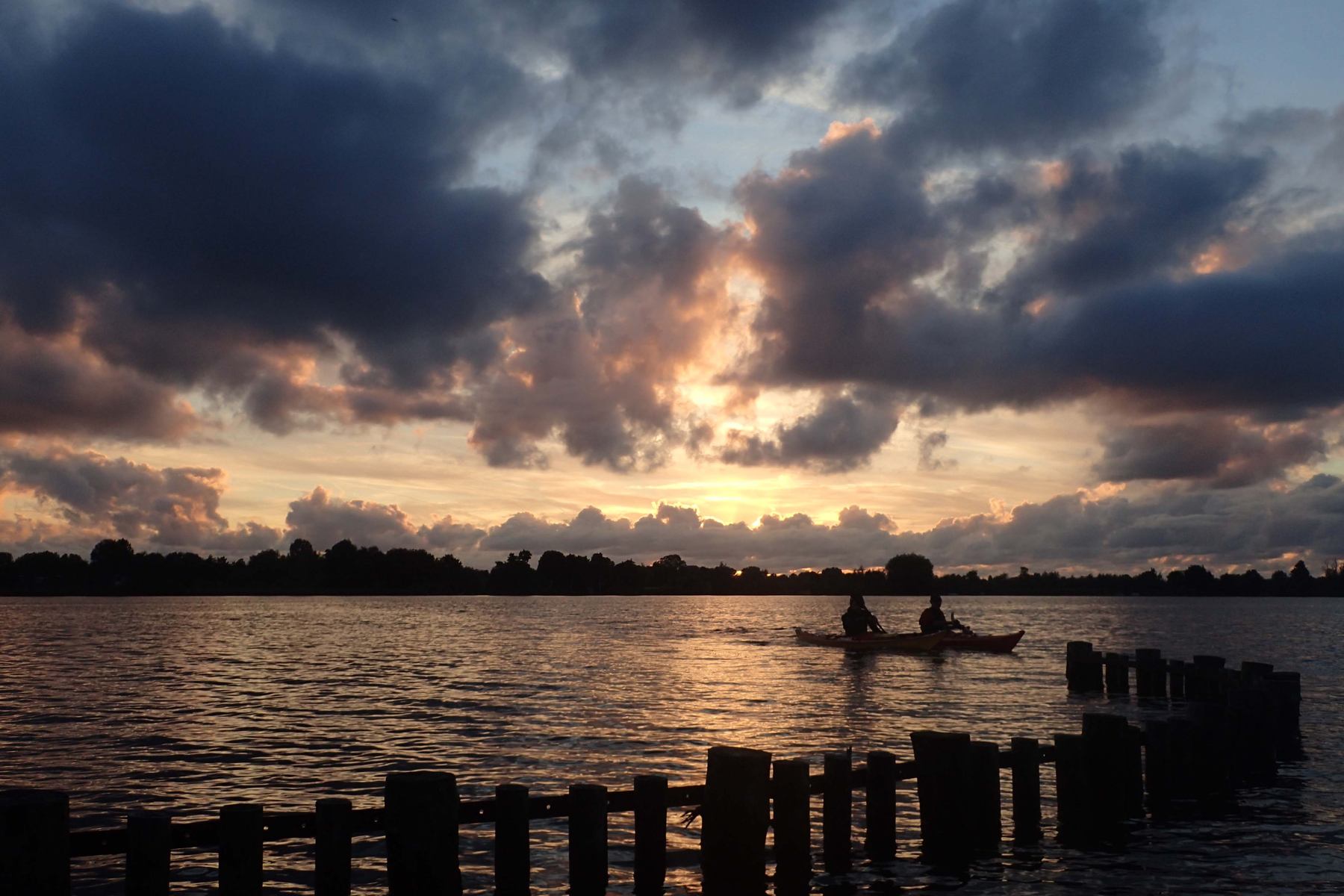 Kanoën in de schoonheid van de natuur